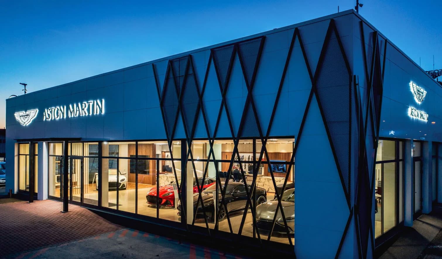 Aston Martin szalon a Gablini M3 telephelyen